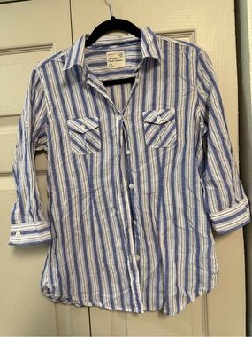 VTG American Eagle Outfitters Blue and White Striped Button-Up Shirt